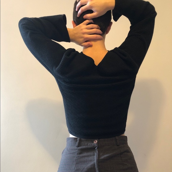 SOLD - Bell sleeve cropped black Uniqlo sweater - Picture 1 of 3
